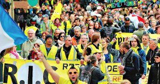 Copertina di Gilet gialli, tensioni e scontri con la polizia nel primo anniversario: 61 fermi a Parigi