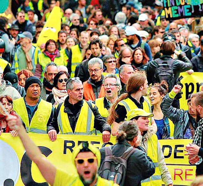 Gilet gialli, tensioni e scontri con la polizia nel primo anniversario: 61 fermi a Parigi