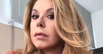 Copertina di “Mi sono slogata la caviglia con le sneakers, solo io”: Anna Pettinelli pubblica la foto del piede fasciato