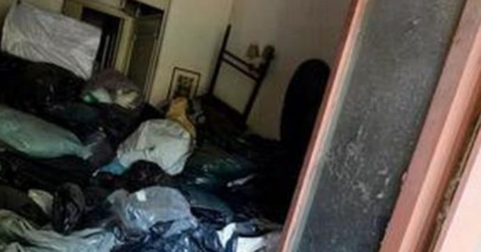 Vive sommerso dai rifiuti e dagli insetti, il caso a Pomeriggio 5: “Non mi lavo da anni, aiutatemi a fare una doccia” Vive sommerso dai rifiuti e dagli insetti, il caso a Pomeriggio 5: “Non mi lavo da anni, aiutatemi a fare una doccia”