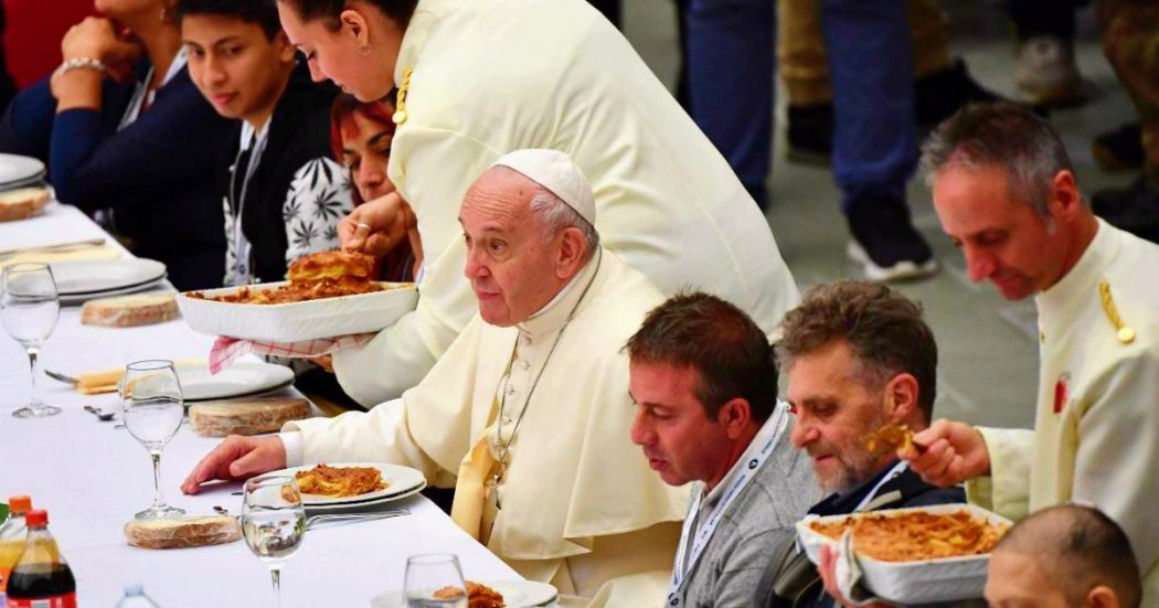 Giornata mondiale dei poveri, Papa Francesco ne invita 1.500 a pranzo. “Lasagne senza carne di maiale, così tutti possono mangiarle”