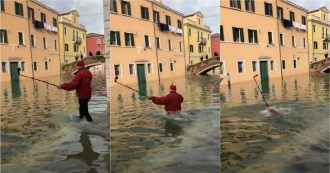 Copertina di Venezia, Babbo Natale osa troppo. Finisce nel canale per un selfie con l’acqua alta