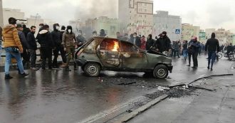 Copertina di Iran, violente proteste contro il caro-benzina: un agente morto, 40 arresti e 14 persone uccise