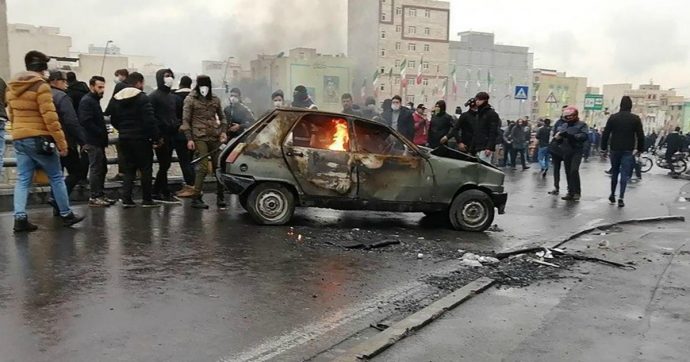 Iran, violente proteste contro il caro-benzina: un agente morto, 40 arresti e 14 persone uccise