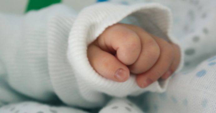 Positiva al metadone neonata di 40 giorni, la bimba ricoverata e la madre indagata