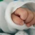 Copertina di Neonata di Gaza salvata all’ospedale Meyer: aveva un raro tumore di 2 chili, “tre volte il suo peso”