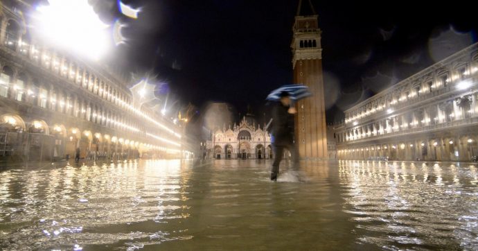 Copertina di “Venezia, mix letale. L’Italia è il paese più a rischio clima”