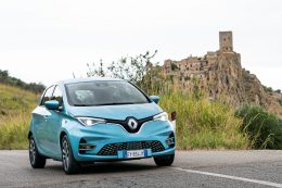 Copertina di Renault Zoe, la prova de Il Fatto.it – Il rinnovamento porta in dote quasi 400 km di autonomia – FOTO