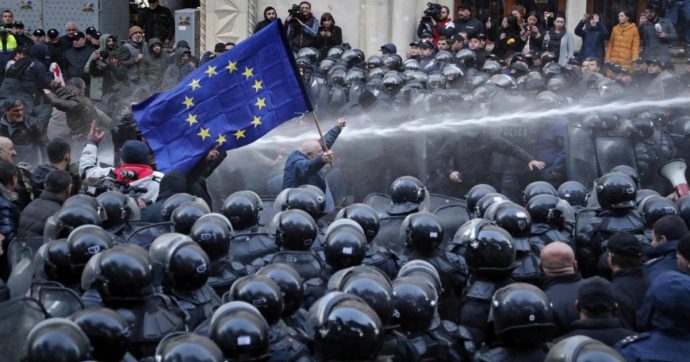 Georgia, proteste per il no del governo alla riforma elettorale: opposizione blocca accesso al parlamento. Polizia interviene con idranti