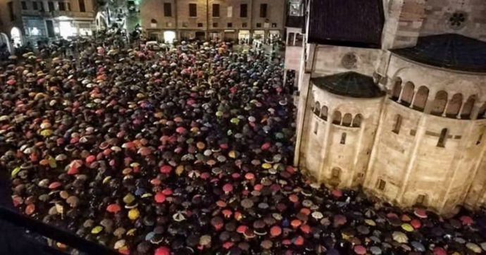 Modena, flash mob di oltre 6mila “sardine”. Salvini evita la piazza e riunisce quattrocento sostenitori in un ristorante fuori dal centro