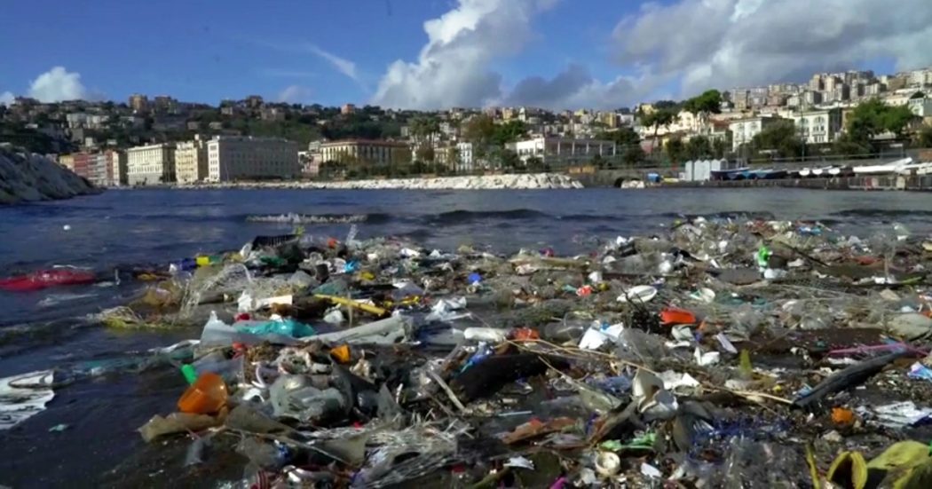 Stop plastica, l’Italia contro l’Ue: “Penalizza la nostra industria”. Ma la direttiva è del 2019: in due anni la politica non ha fatto nulla per riconvertire le imprese