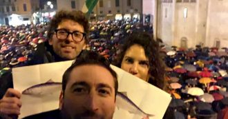 Copertina di “Modena non si Lega”, il flash mob delle ‘sardine’ riempie piazza Grande: le immagini dall’alto