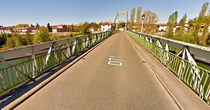 Francia, crolla un ponte a nord di Tolosa: un camion e un’auto precipitati nel fiume. Morta una quindicenne, nove i feriti