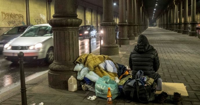 Copertina di Un clochard nel gelo: la “debolezza” umana di offrire aiuto e riparo