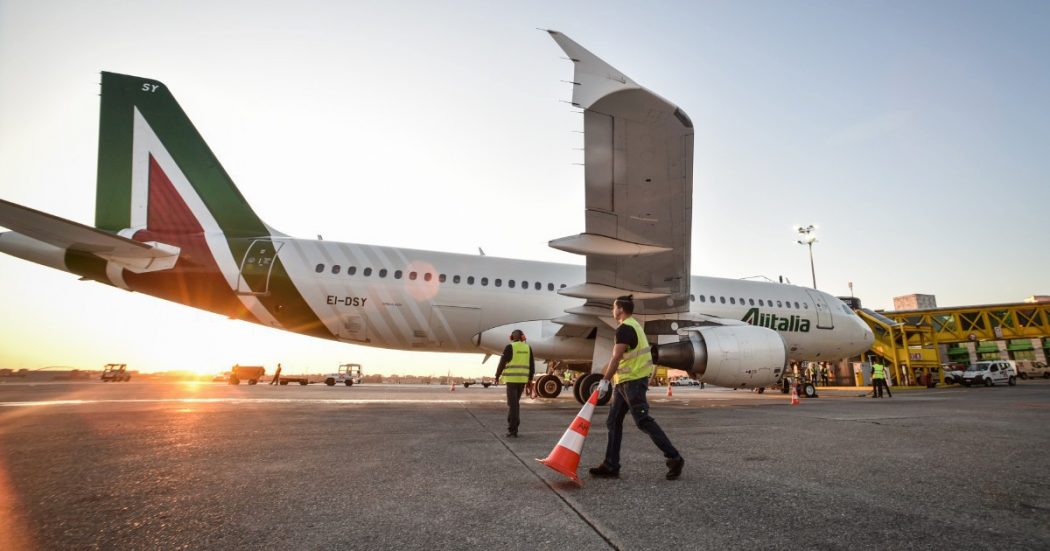 L’Alitalia ha l’acqua alla gola, ma dà premi d’oro ai dirigenti L’Alitalia ha l’acqua alla gola, ma dà premi d’oro ai dirigenti