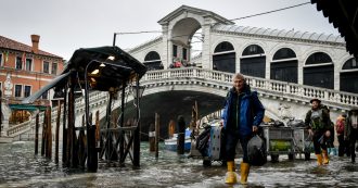 Copertina di Venezia e Taranto si possono salvare solo in un modo. Peccato che oggi si parli di tutt’altro