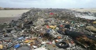 Copertina di Maltempo, la spiaggia di Fiumicino si trasforma in un tappeto di rifiuti: quintali di plastica sugli scogli