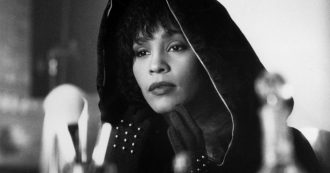 Copertina di “Sono stata l’amante di Whitney Houston ma non potevo dirlo”: la rivelazione della sua assistente personale