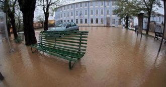 Copertina di Maltempo, esonda l’Idice nel Bolognese: strade evacuate. In provincia di Alessandria pioggia, neve e scuole chiuse