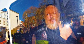 Copertina di Julian Assange, archiviata l’indagine per stupro: la Svezia si sfila, resta solo la richiesta di estradizione degli Usa