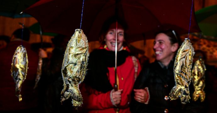 Bologna, le ‘sardine’ vanno controcorrente. Ma se non cambiano finiranno fritte in padella