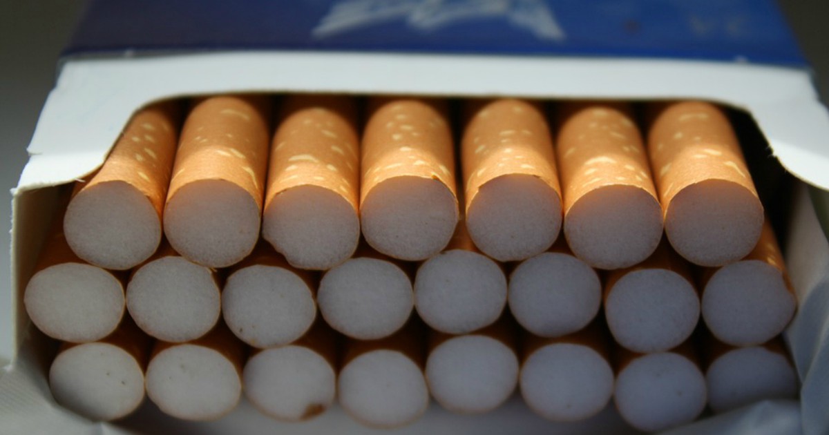 Fuma un pacchetto di sigarette al giorno per 30 anni e alla morte dona gli organi: i suoi polmoni estratti carbonizzati diventano uno spot contro il fumo