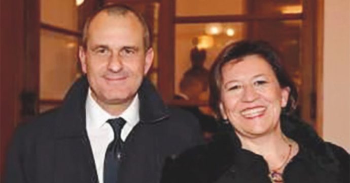 E il maggiore rassicura la consorte: “Fatti una passeggiata, ci penso io”