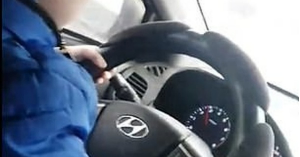 Mamma fa guidare il figlio di 6 anni in autostrada a 120 chilometri orari e poi pubblica il video sui social
