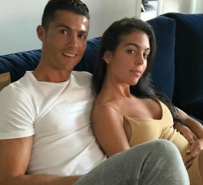 Coronavirus, Cristiano Ronaldo in quarantena (a bordo piscina) e la moglie Georgina fa shopping: scoppia la polemica