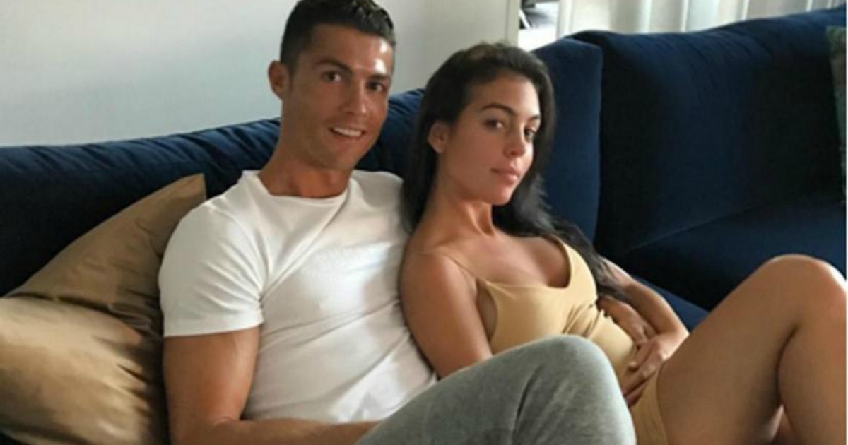 Coronavirus, Cristiano Ronaldo in quarantena (a bordo piscina) e la moglie Georgina fa shopping: scoppia la polemica