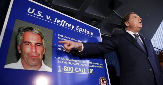 Copertina di Morte Epstein, incriminati i due secondini: dormivano