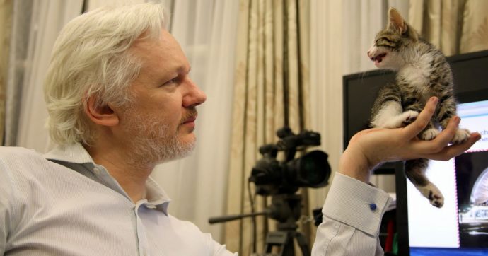 Copertina di Assange, il caso è archiviato. Ma rimane la minaccia Usa
