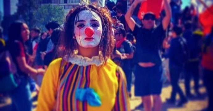 Daniela Carrasco, i dubbi sulla morte del volto delle proteste in Cile: “El Mimo catturata dalle forze militari, torturata e impiccata”