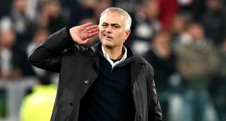 Copertina di José Mourinho, dal gesto delle manette alla rissa sfiorata con Wenger e Conte: dieci anni di stravaganze dello Special One