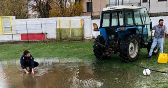 Copertina di Domeniche Bestiali – In Abruzzo c’è il trattore a pompa aspirante per asciugare il campo. Il ‘vaffa’ dell’arbitro ligure ai calciatori in campo