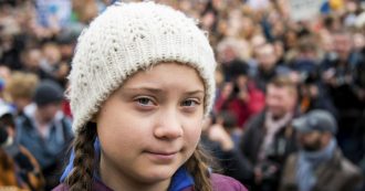 Copertina di Greta Thunberg dona un premio da 100mila dollari all’Unicef: “La pandemia di coronavirus è una crisi dei diritti dell’infanzia”