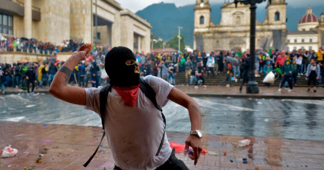Colombia, sciopero generale e scontri in varie città: 3 dimostranti morti, quasi 300 i feriti