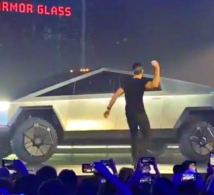 Tesla, Elon Musk svela il futuristico e corazzato CyberTruck ma il test sui vetri infrangibili è un disastro: la figuraccia in diretta