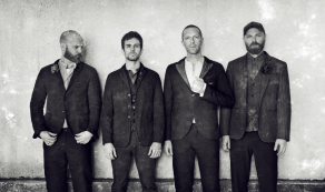 Copertina di Coldplay in “Everyday Life” tra sogni e denuncia per i diritti umani negati, poi annunciano “mai più tour finché non saranno eco-sostenibili”, ma il motivo è un altro. Ecco quale