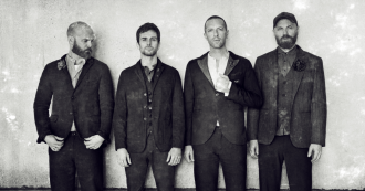 Copertina di Coldplay in “Everyday Life” tra sogni e denuncia per i diritti umani negati, poi annunciano “mai più tour finché non saranno eco-sostenibili”, ma il motivo è un altro. Ecco quale