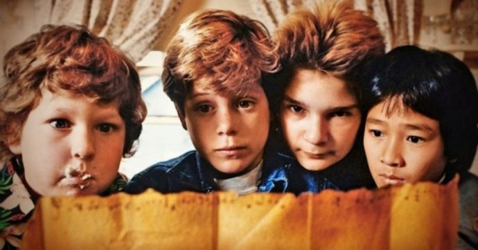 I Goonies, torna al cinema la celebre commedia: 9, 10, 11 dicembre le date per ritrovare Bocca, Chunk, Mikey I Goonies, torna al cinema la celebre commedia: 9, 10, 11 dicembre le date per ritrovare Bocca, Chunk, Mikey