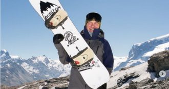 Copertina di Jake Burton morto, addio all’inventore dello snowboard: aveva un cancro ai testicoli. Ha reso la tavola da sci uno sport Olimpico