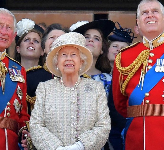 La regina Elisabetta e Carlo hanno vietato al principe Andrea di partire per il Bahrein: “Ma proprio non capisci?”
