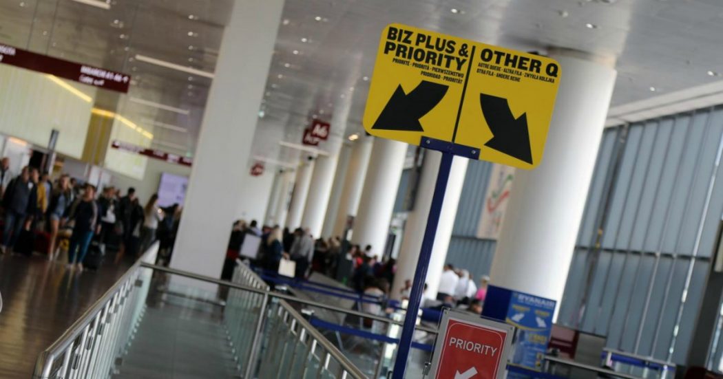 Ryanair condannata a Madrid. Ma non servirà a ripristinare la vecchia policy sui bagagli