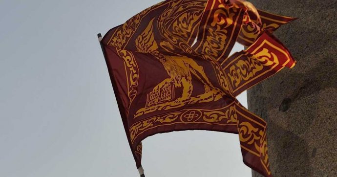 Veneto, “bandiera con leone di San Marco a tutti i nati”: via libera in commissione. Opposizione: “200mila euro per niente”