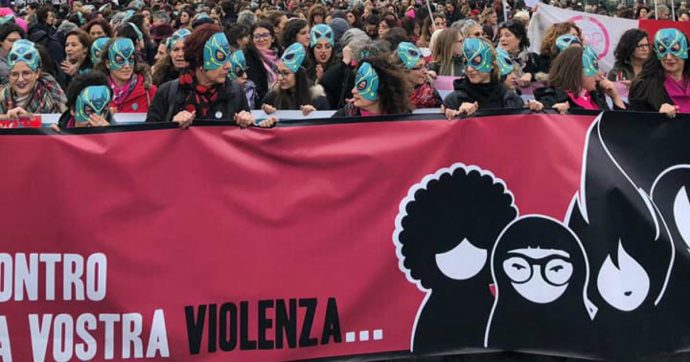 Violenza sulle donne, la manifestazione a Roma delle femministe di Non una di meno: “Siamo il grido feroce di chi non ha più voce”