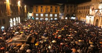 Sardine, a Reggio Emilia in 9mila cantano “Bella ciao” e “Com’è profondo il mare” di Lucio Dalla. Piazza piena anche a Perugia