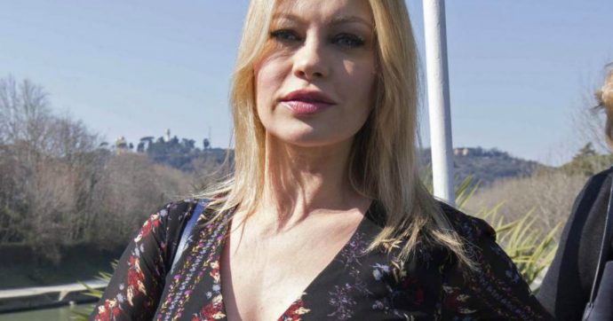 Anna Falchi: “Ho visto gli ufo. C’era un disco volante parcheggiato nel campo davanti a casa mia” Anna Falchi: “Ho visto gli ufo. C’era un disco volante parcheggiato nel campo davanti a casa mia”