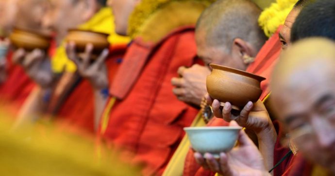 La Thailandia mette a dieta i monaci buddisti: “La metà sono obesi, a decine sono state amputate le dita di mani e piedi”