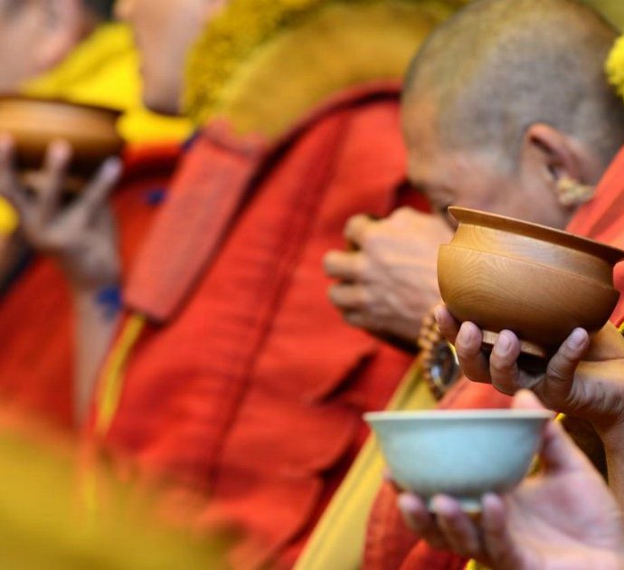 La Thailandia mette a dieta i monaci buddisti: “La metà sono obesi, a decine sono state amputate le dita di mani e piedi”